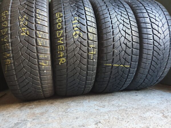 Шины бу 235 55 R17 Зима Goodyear