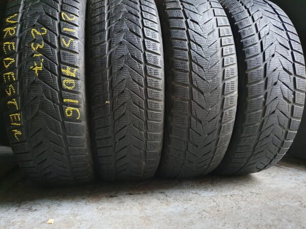 Шини бу 215 70 R16 Зима Vredestein
