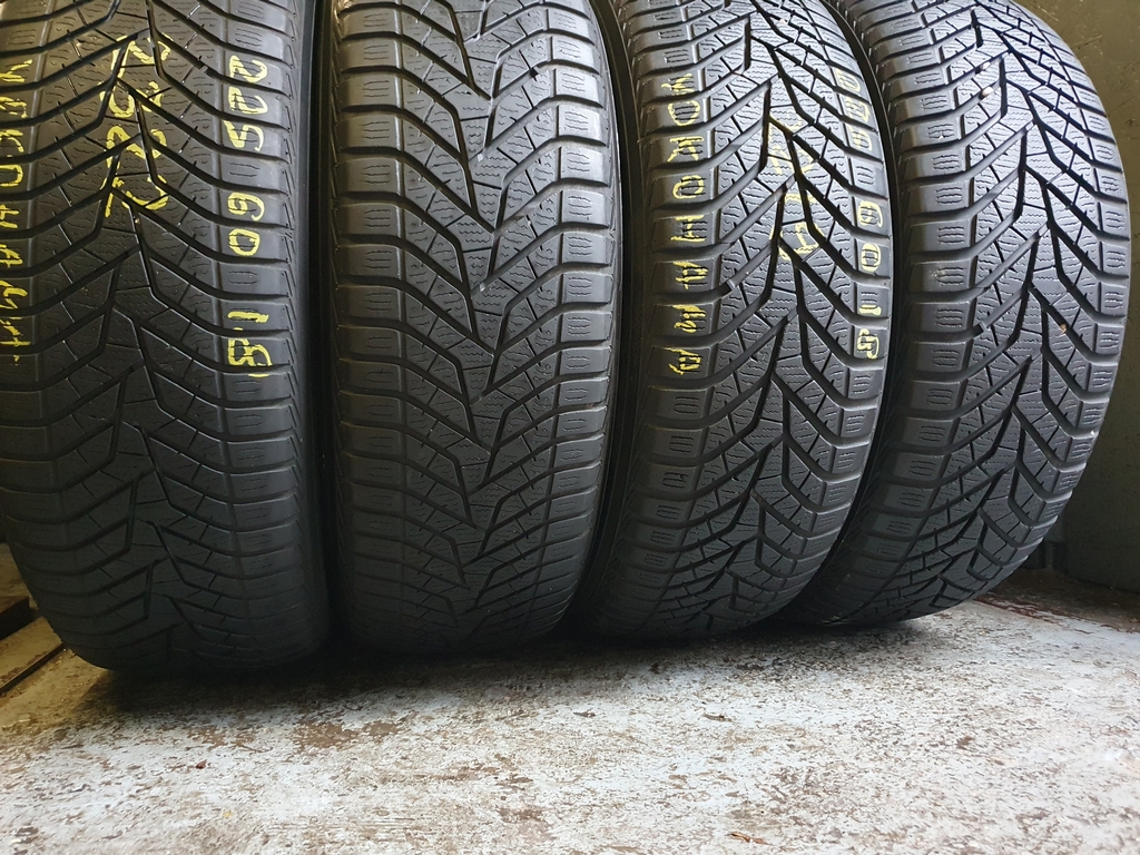 Шины бу 225 60 R18 Зима Yokohama Шины бу 225 60 R18 Зима Yokohama