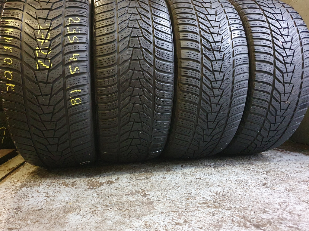 Шини бу 235 45 R18 Зима Hankook Шини бу 235 45 R18 Зима Hankook