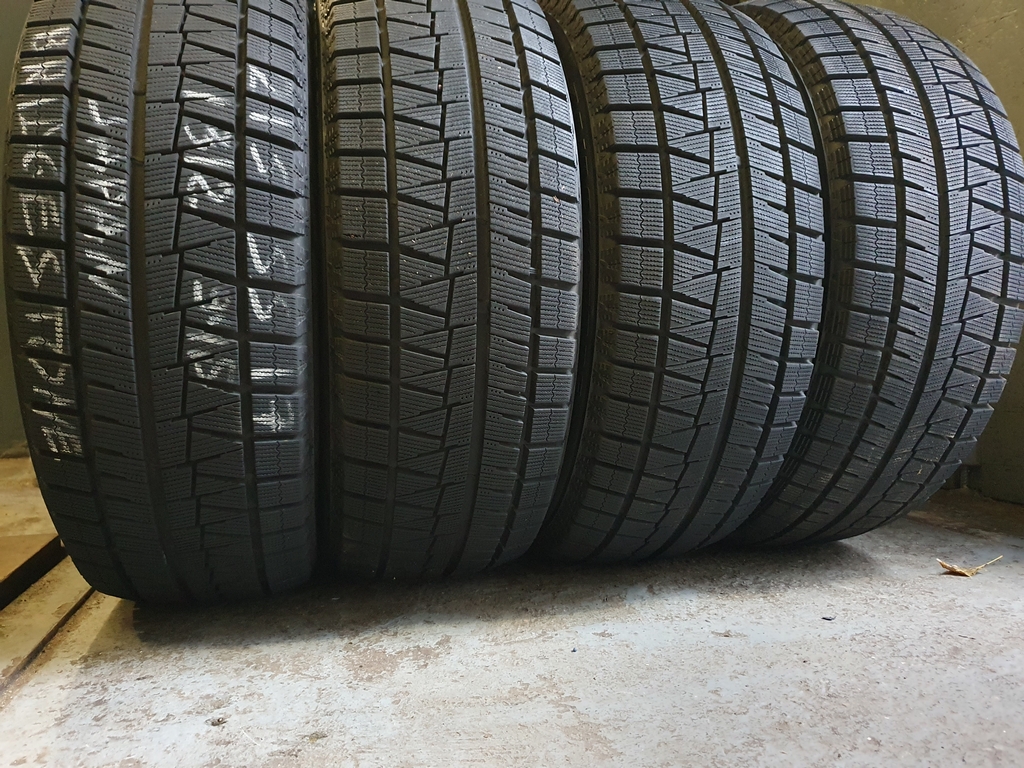 Шины бу 215 55 R17 Зима Bridgestone Шины бу 215 55 R17 Зима Bridgestone